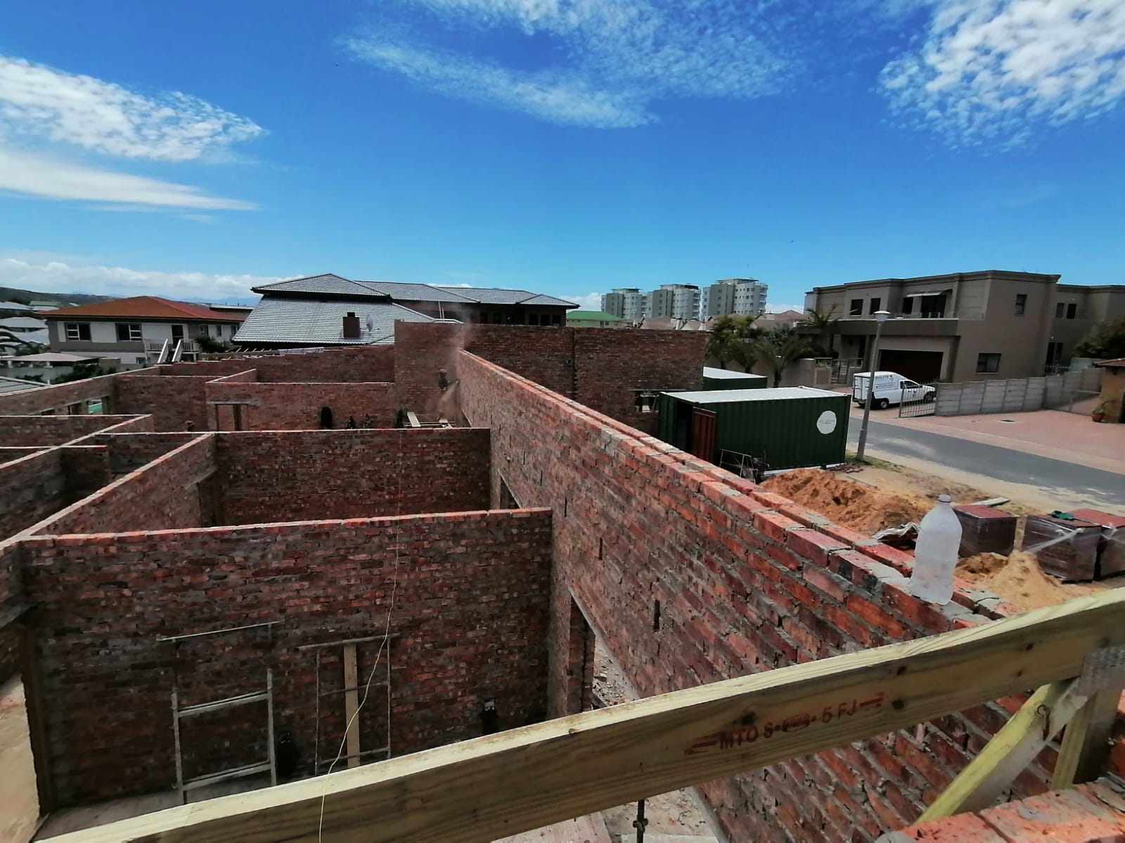 Internal facebrick walls up to ringbeam height on a coastal Cape build